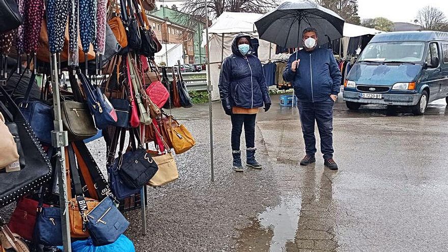 Los ambulantes de textil piden reunificar el mercado de Posada de Llanes: “Ahora no vendemos”