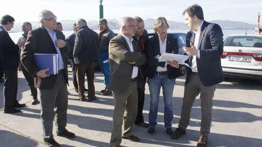 Rosa Quintana explicó, en abril de 2017, la alternativa elegida al sector en el muelle moañés. // S.A.