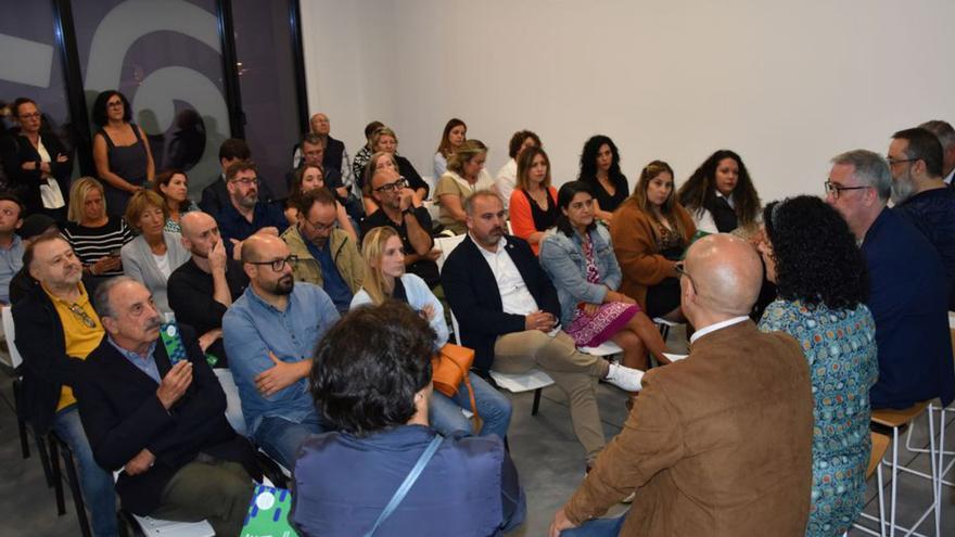 Empresarios e autoridades na presentación dos premios