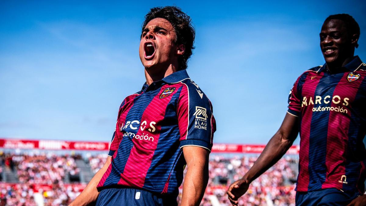 Carlos Álvarez celebra un gol con el Levante UD en Primera División