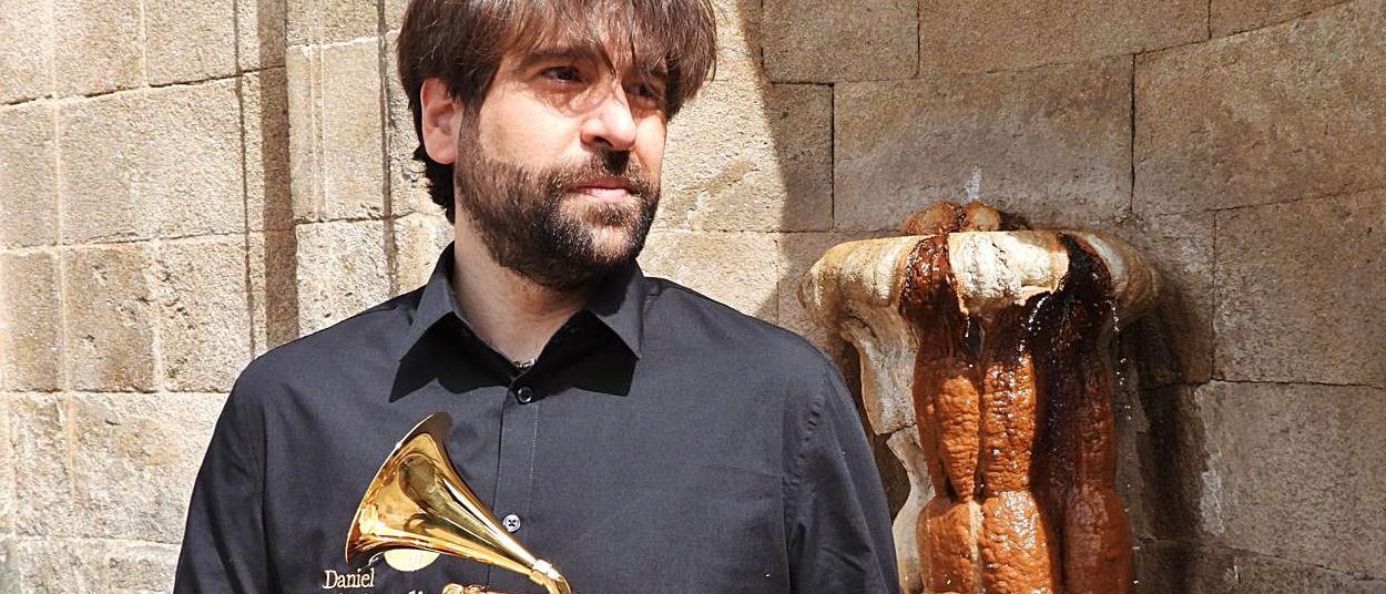 Daniel Minimalia posa con su grammy ante la fuente de As Burgas. // FERNANDO CASANOVA