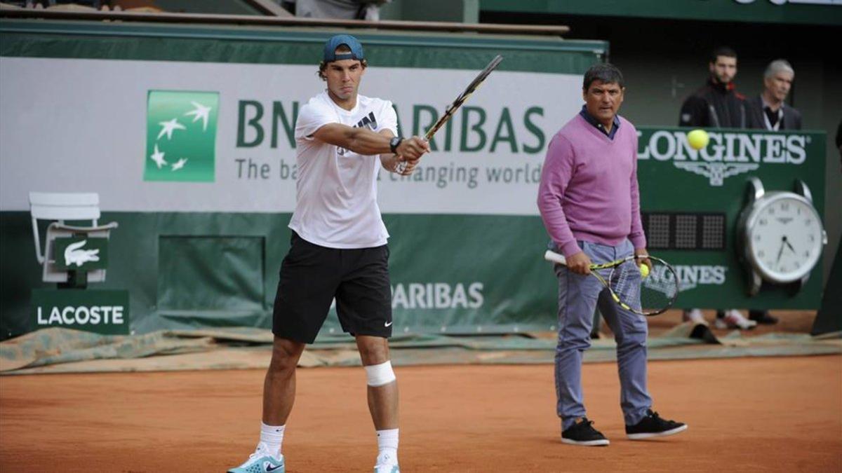 Rafa Nadal junto a su tío Toni, en Roland Garros 2013