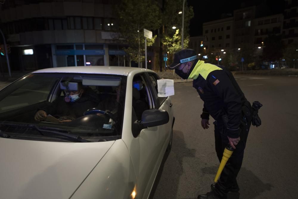 Control policial a la Bonavista de Manresa durant el toc de queda