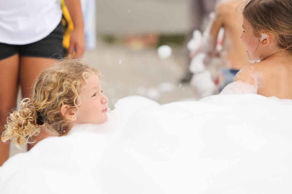 Bañadores, gafas de piscina y chanclas fueron las armas que utilizaron los niños para jugar con las burbujas