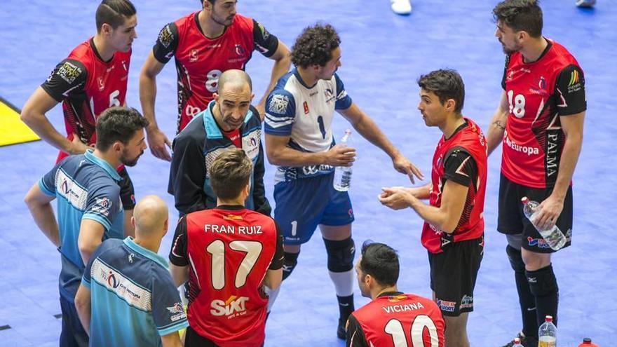 El entrenador Marcos Dreyer da instrucciones a los jugadores en un tiempo muerto.