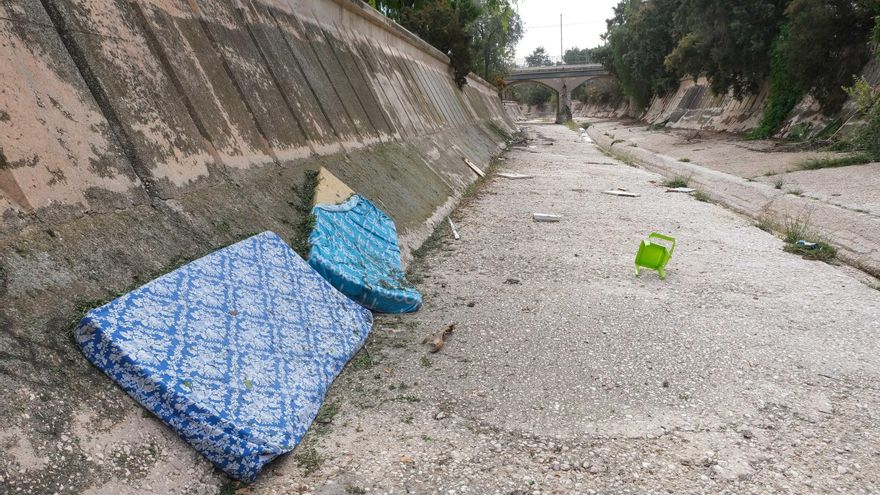 El cauce del Vinalopó en Elda, salpicado de enseres