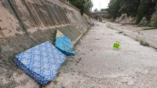 El cauce del Vinalopó en Elda, salpicado de enseres