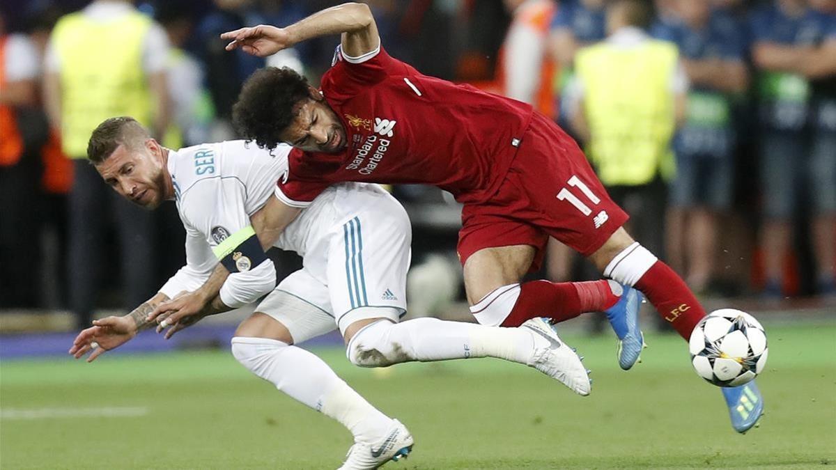 La polémica entrada de Sergio Ramos a Mohamed Salah en la final de la Champions disputada en Kiev.