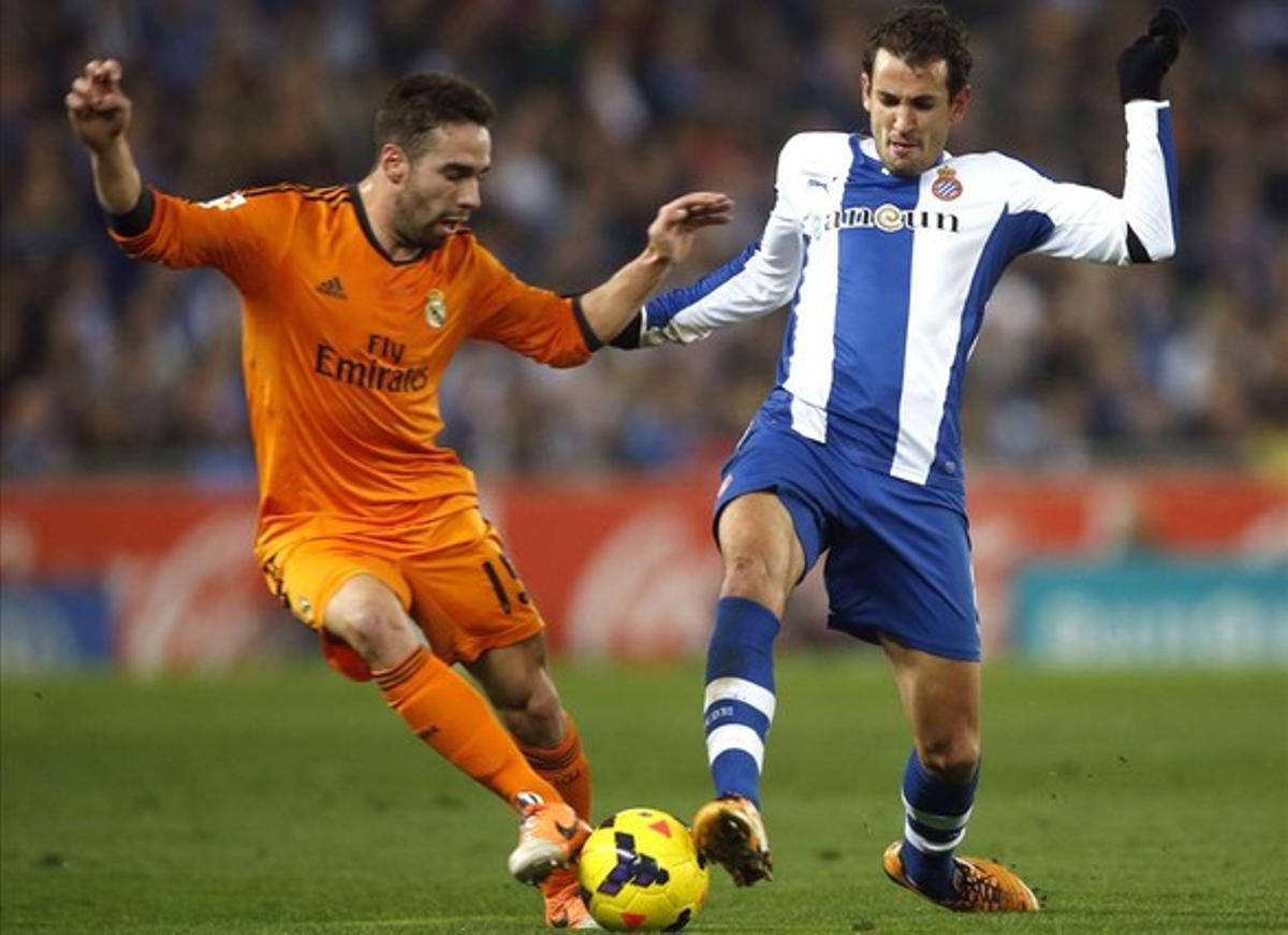 Daniel Carvajal es disputa una pilota amb Stuani en un recent partit entre el Madrid i l’Espanyol. Daniel Carvajal es disputa una pilota amb Stuani en un recent partit entre el Madrid i l’Espanyol.
