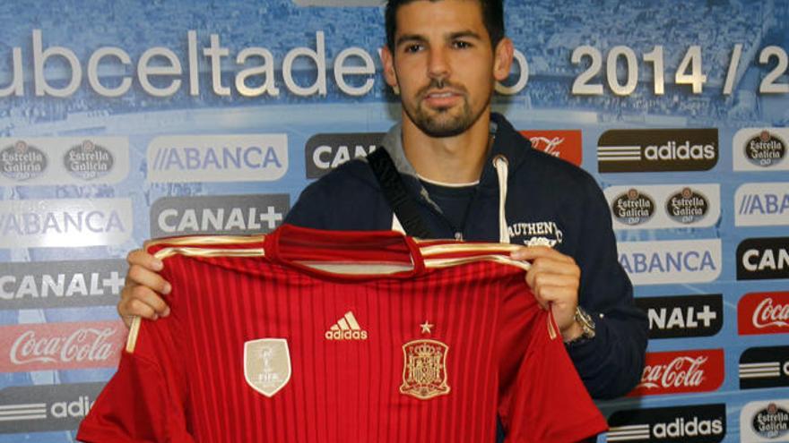 Nolito posa con la camiseta de la Selección después de ser convocado por Del Bosque // R. Grobas