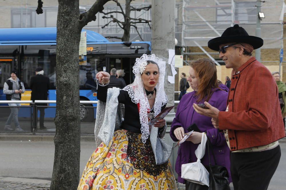 La música alicantina, el arroz, los trajes tradicionales triunfan en el desfile por Göteborg