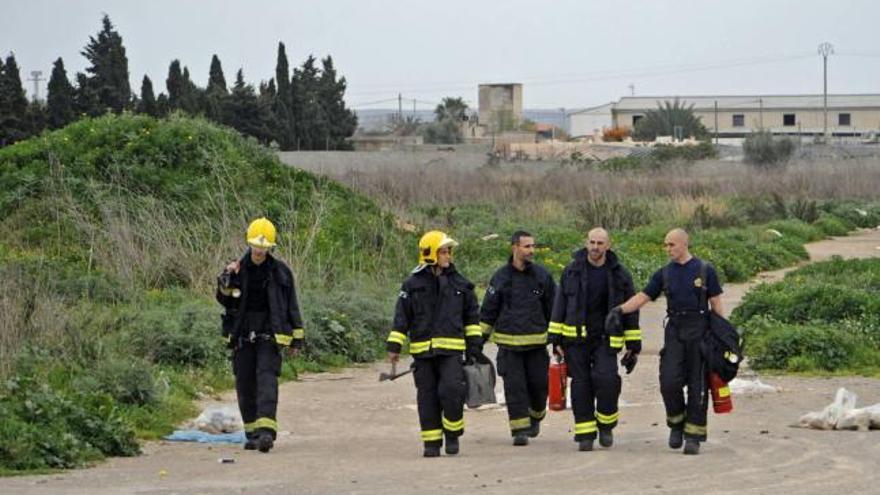 Los bomberos regresan a su camión tras extinguir el fuego en el Torrent Gros.