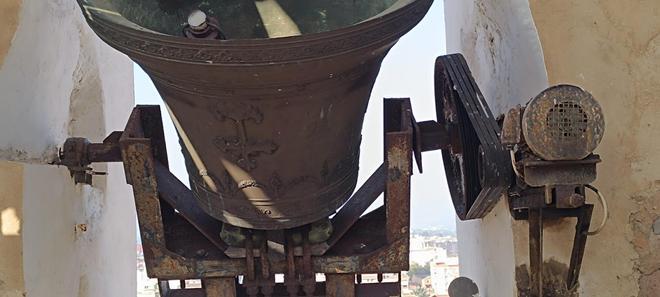 El deterioro de la gran campana que amenaza con caer en Dénia (imágenes)