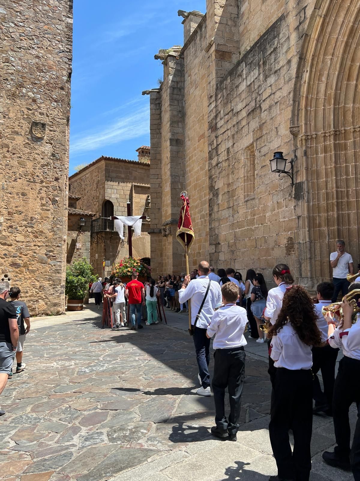 La Sagrada Cena celebra la Cruz de Mayo con una procesión en Cáceres