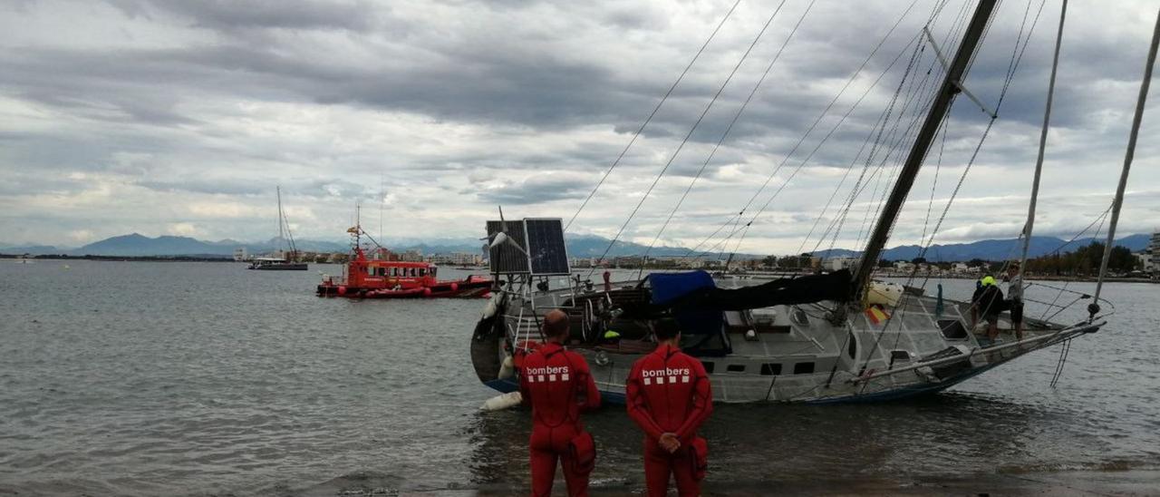 Una de les embarcacions encallades a Roses per la tempesta de dimecres és retirada per unitats de Salvament Marítim i els Bombers. | BOMBERS DE LA GENERALITAT