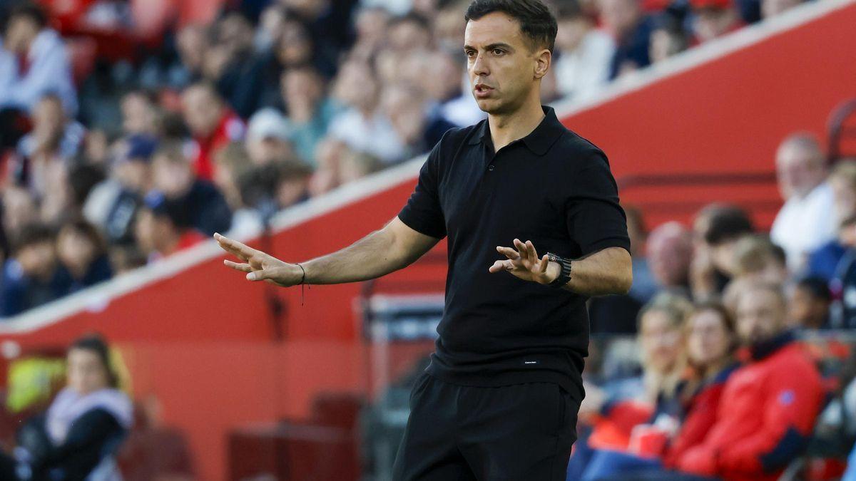 PALMA, 19/04/2025.- El entrenador del Leganés Borja Jiménez durante el partido de la jornada 32 de LaLiga que RCD Mallorca y CD Leganés disputan hoy domingo en el Estadi Mallorca Son Moix, en Palma. EFE/Cati Cladera