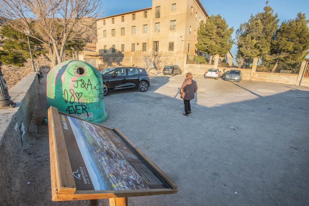 El proyecto contempla la limpieza de la explanada, la ubicación de jardineras, un banco rústico con grada, vegetación autóctona con riego por goteo y un vallado de seguridad sobre el actual murete per