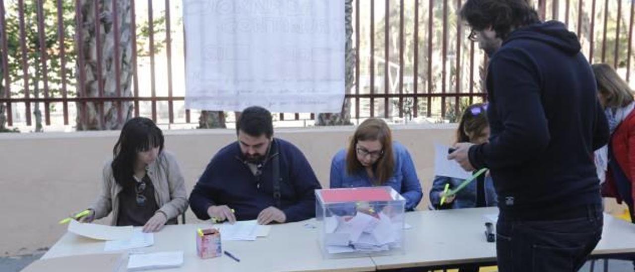 Votación por la implantación de la jornada continua en un centro educativo de Elche.