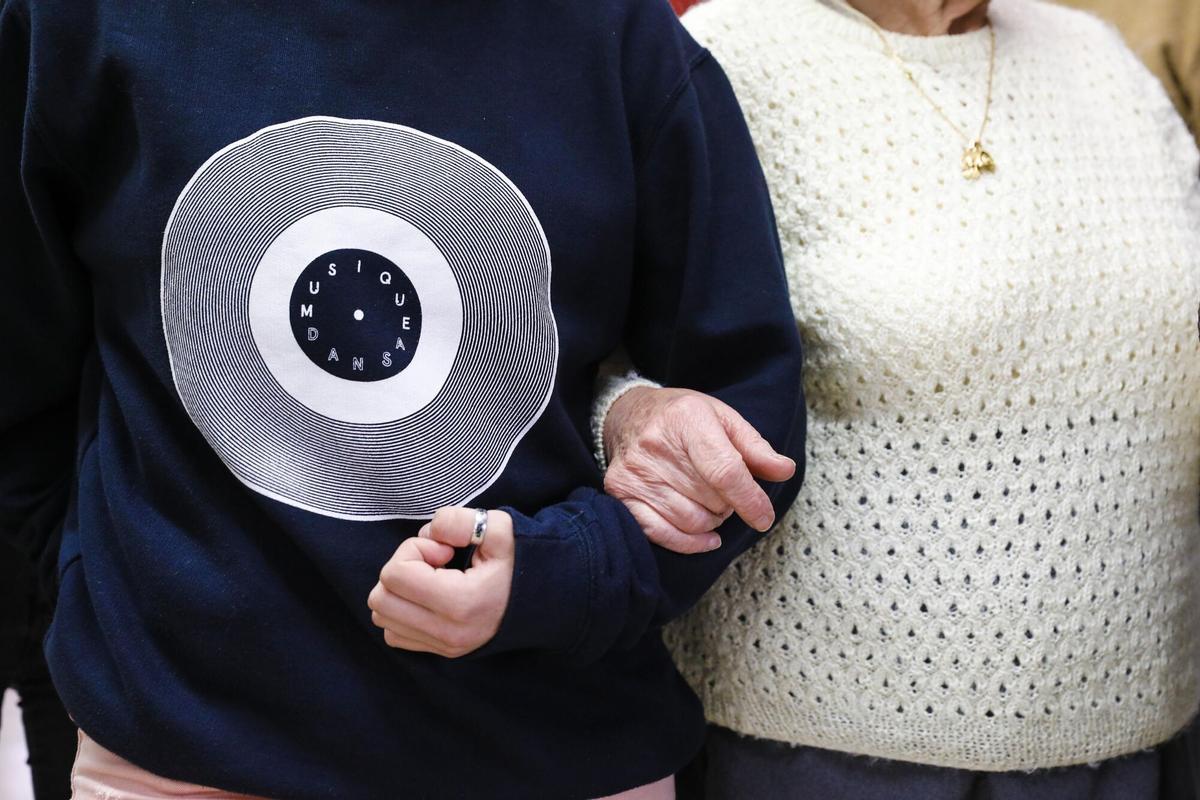 Viure gratis a Barcelona a canvi de companyia: així funciona aquest programa entre persones grans i estudiants