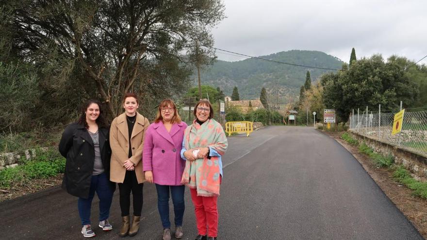 Las autoridades autonómicas y locales, este jueves en el camino que ha sido mejorado.