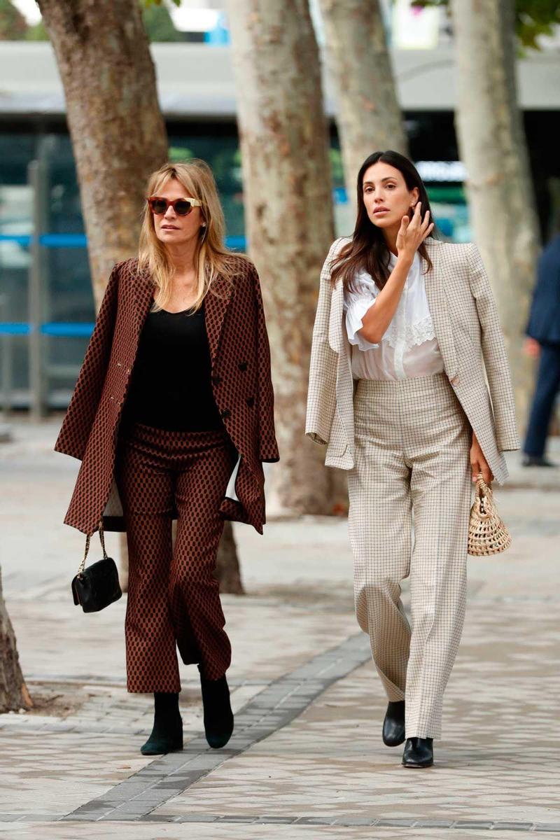 Alessandra de Osma y su madre, Liz Foy, asisten al desfile de Jorge Vázquez en la MBFWMadrid