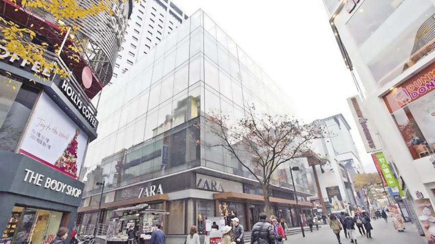 El edificio M Plaza desde el lateral que ocupa la tienda emblemática de Zara. // FdV