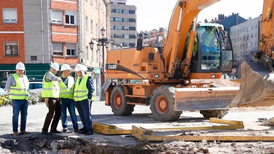 El Alcalde en las obras de Vázquez de Mella, con los técnicos