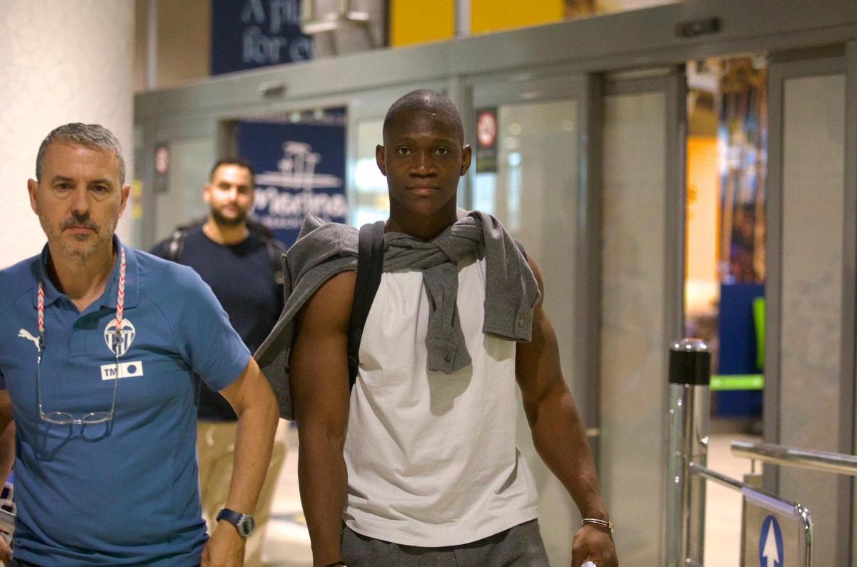 Aliou Dieng llega al aeropuerto de Valencia para empezar la pretemporada con el VCF