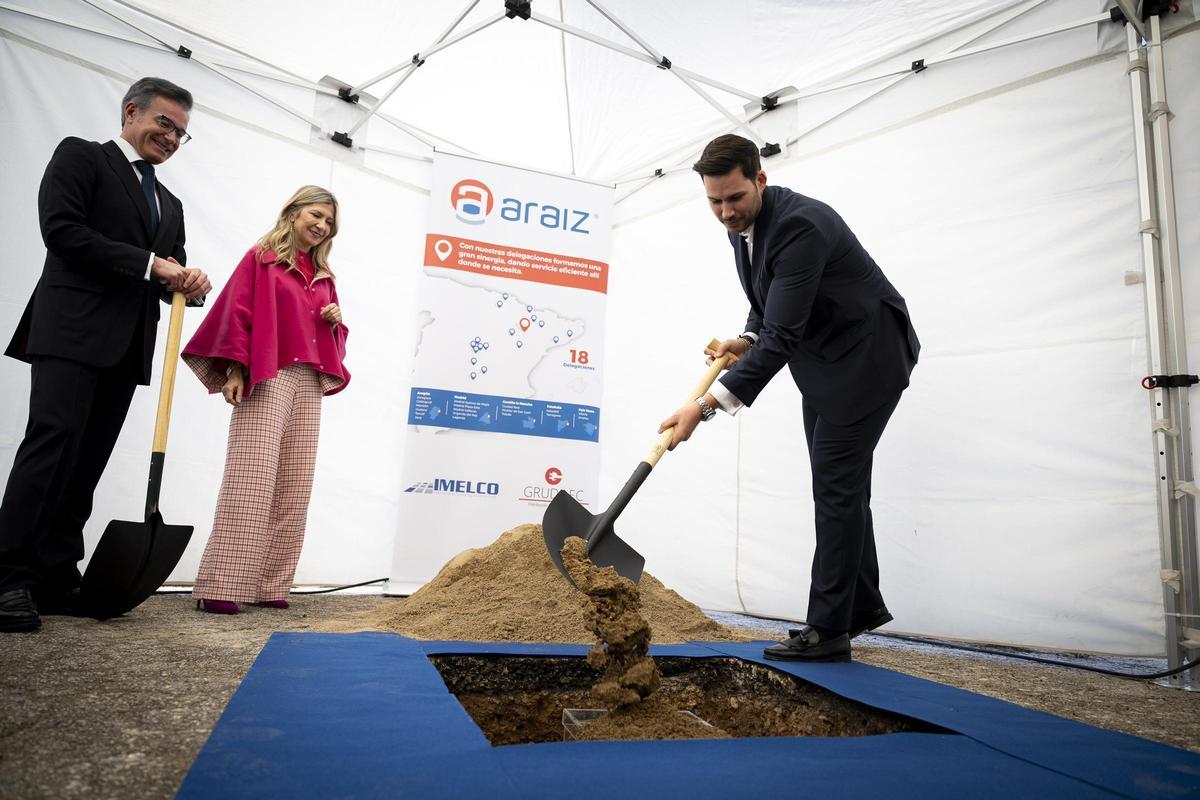 El acto de la puesta de la primera piedra de la nueva sede de Araiz, que se levantará en el polígono Cogullada.