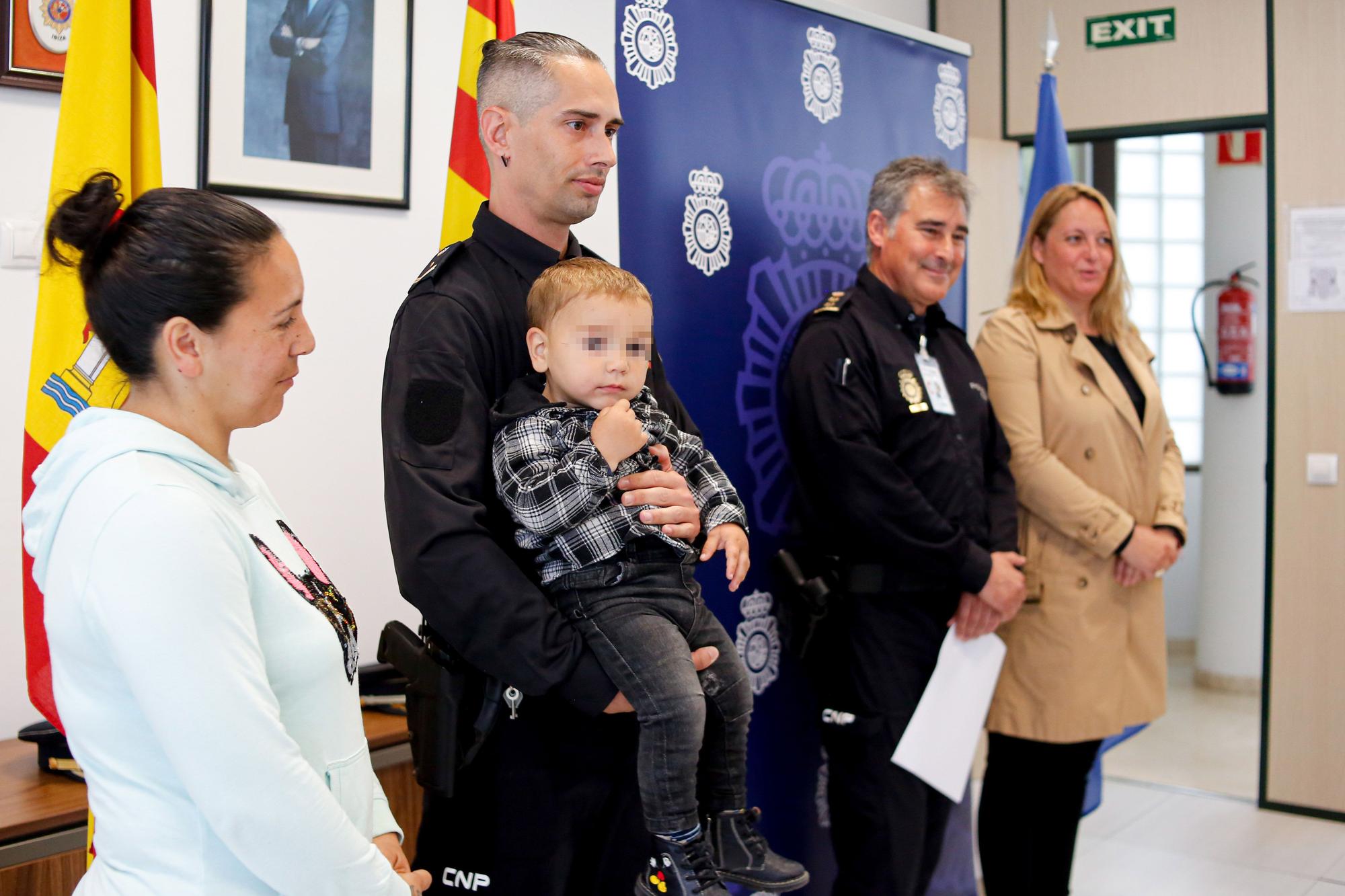 Un policía salva a un bebé en Ibiza