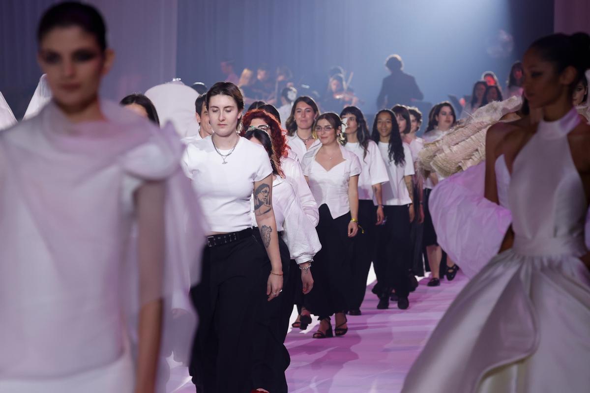Los estudiantes de IED Barcelona, LCI Barcelona y ESDI, al final del desfile de sus 'looks' para la Bridal Night.