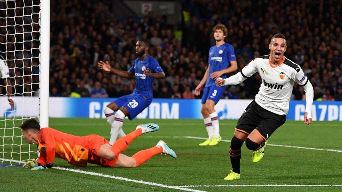 Rodrigo celebra el gol de la victoria ante un abatido Kepa