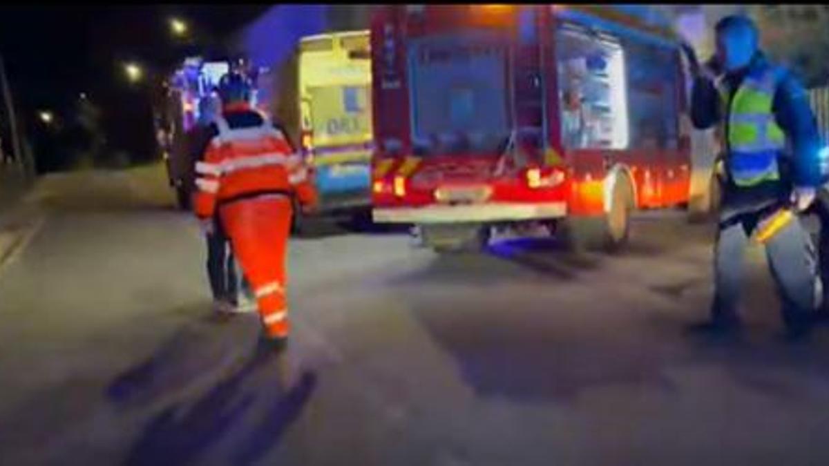 Efectivos de emergencias en el lugar del trágico accidente.