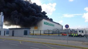 Un incendio calcina parte de la nave de Mercadona en Valencia
