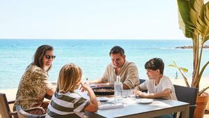 Una paella con vistas al mar y en familia