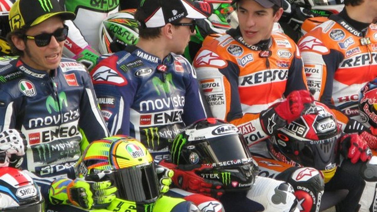 Jorge Lorenzo (centro) y Marc Márquez bromean en presencia de Valentino Rossi en la foto oficial del arranque del Mundial de MotoGP en el trazado de Losail (Doha).