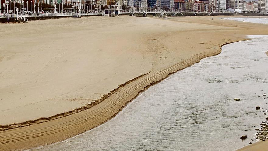 La playa de San Lorenzo recupera el nivel de arena previo a los temporales de 2013