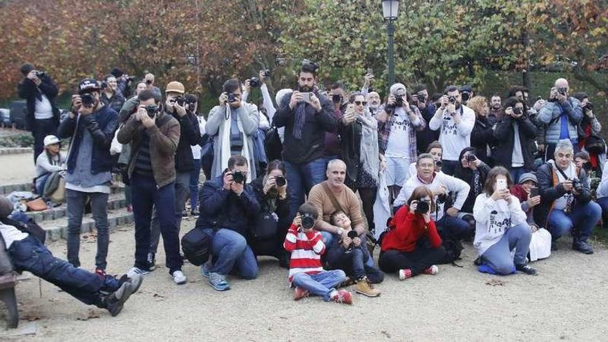 Un nutrido grupo posa con sus cámaras instantes antes de iniciar la competición en un parque en la calle Celso Emilio Ferreiro. // Alba Villar