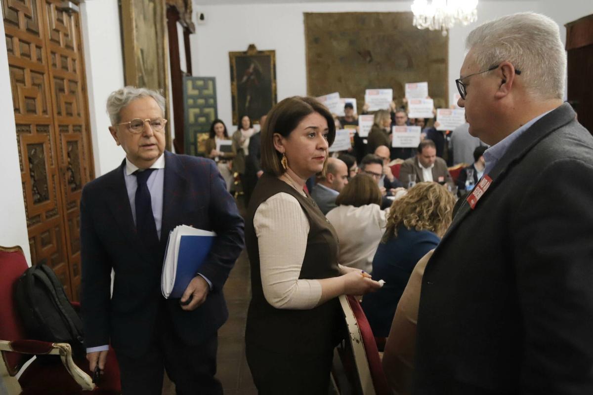 Irene Ruiz conversa con el portavoz del PSOE, Esteban Morales, en presencia de Salvador Fuentes este miércoles en el pleno.
