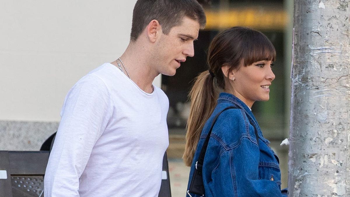 Aitana y Miguel Bernardeau por la calle