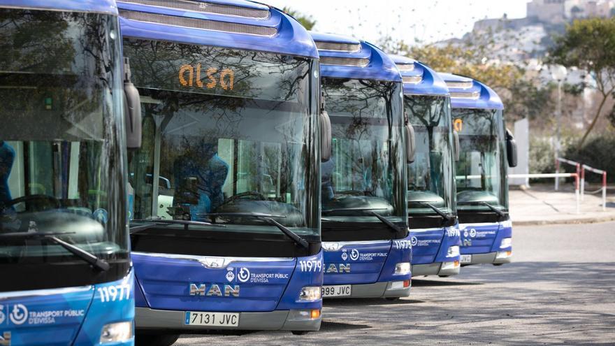 Autobuses que el anterior conseller de Movilidad, Javier Torres, presentó hace ocho meses como «nuevos» .