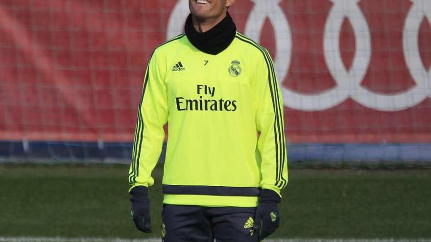 Cristiano Ronaldo sonríe durante el entrenamiento celebrado ayer por el Real Madrid en Valdebebas. // Efe