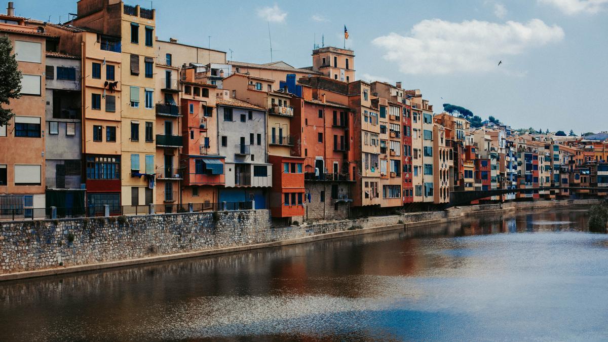 El río Onyar cruza la ciudad de Gerona.