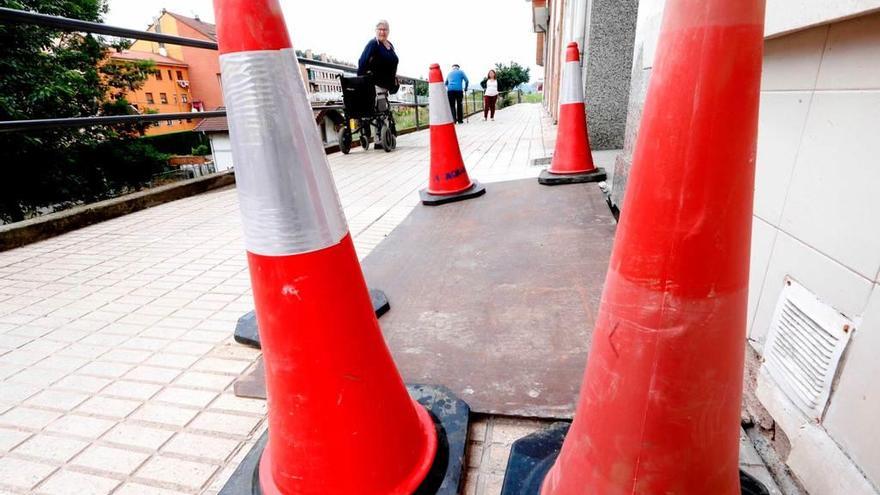 Un tramo de acera hundido y señalizado con conos en la calle Catedrático Luis Sela Sampil.