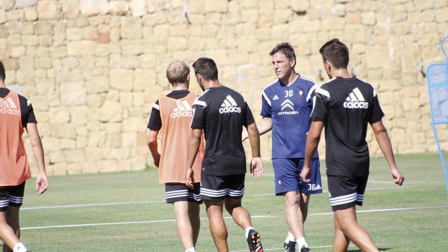 Berizzo da instrucciones a sus jugadores en el entrenamiento matinal de ayer en Marbella.