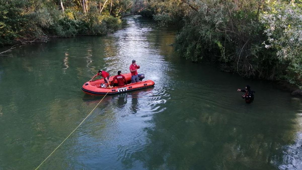 Los Bomberos buscan el cuerpo del menor en aguas del Segre.