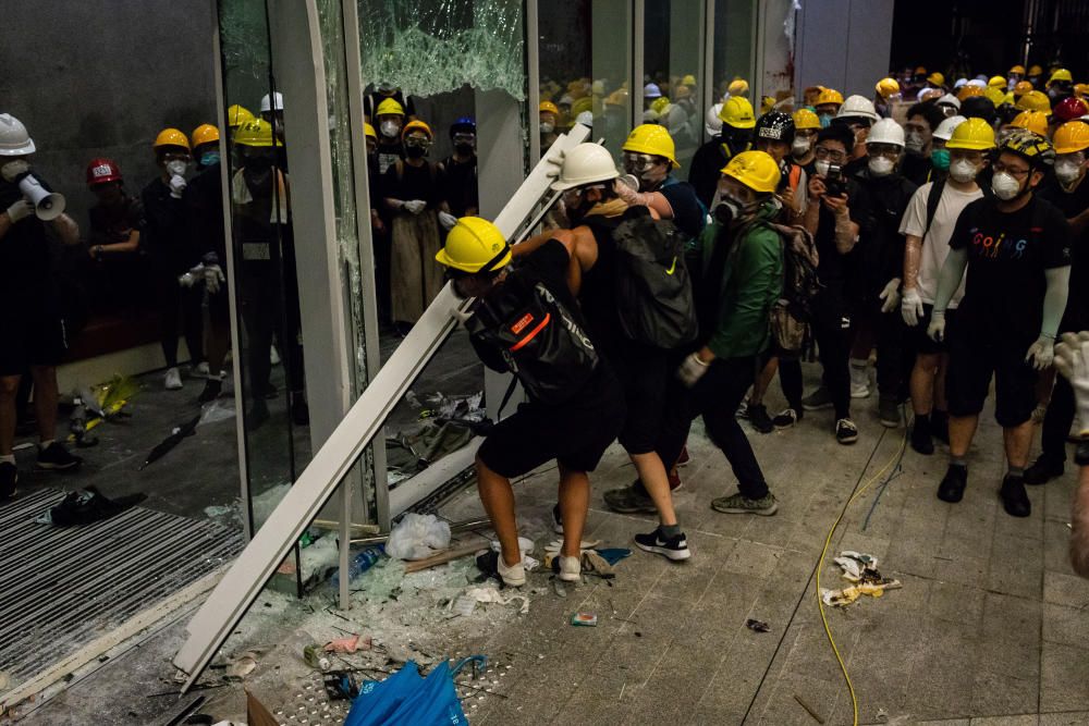 Los hongkoneses entran en el Parlamento.