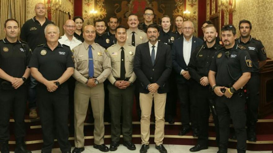 El alcalde posa con los agentes estadounidenses que visitaron Alicante el pasado junio