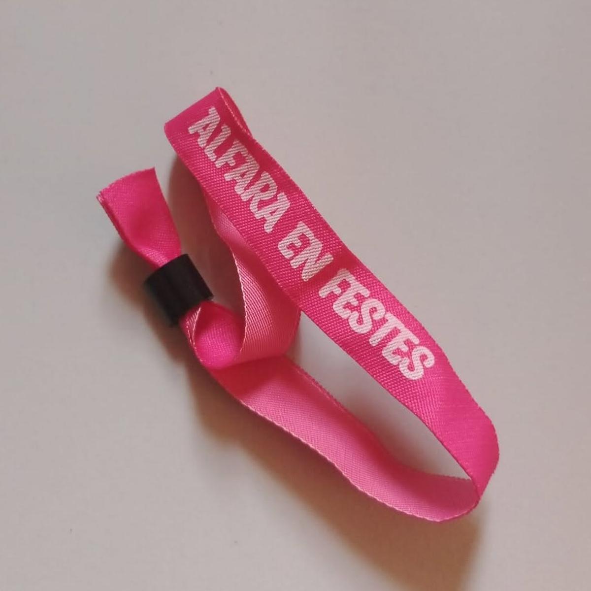 Pulsera dadas a los menores en las fiestas de 2025.