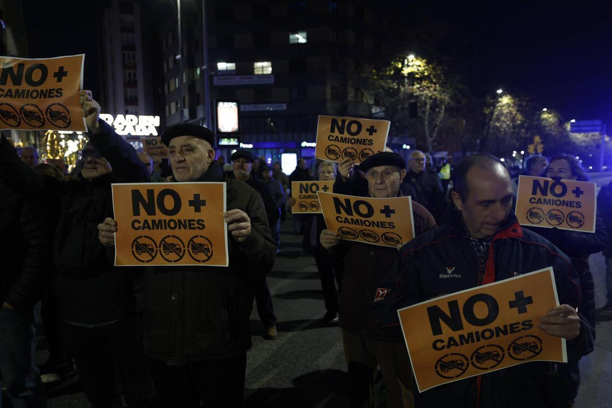 La última manifestación del 2025 contra el tráfico pesado por Príncipe de Asturias, en imágenes